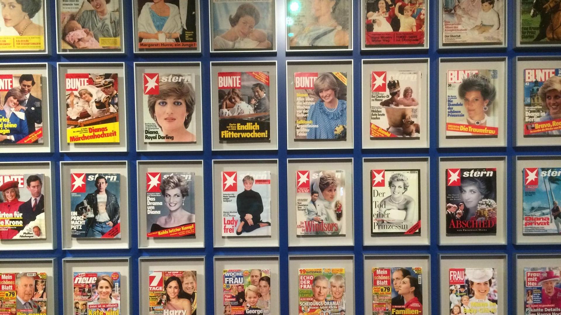 Eine Auswahl verschiedener Zeitschriften mit Berichterstattung über das britische Königshaus, fotografiert im Haus der Geschichte