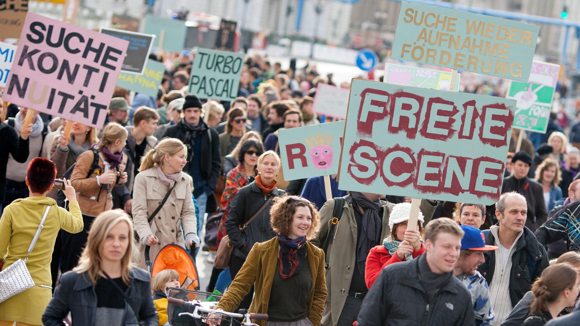 Demonstranten ziehen am 28.09.2013 durch die Karl-Liebknecht-Straße in Berlin. Mit einer Demonstration vom Schloßplatz zum Neptunbrunnen demonstrierten Menschen gegen die mangelnde Förderung von freien Künstlern in Berlin und forderten Unterstützung in Höhe von rund 18 Millionen Euro. Demonstranten ziehen am 28.09.2013 durch die Karl-Liebknecht-Straße in Berlin. Mit einer Demonstration vom Schloßplatz zum Neptunbrunnen demonstrierten Menschen gegen die mangelnde Förderung von freien Künstlern in Berlin und forderten Unterstützung in Höhe von rund 18 Millionen Euro.