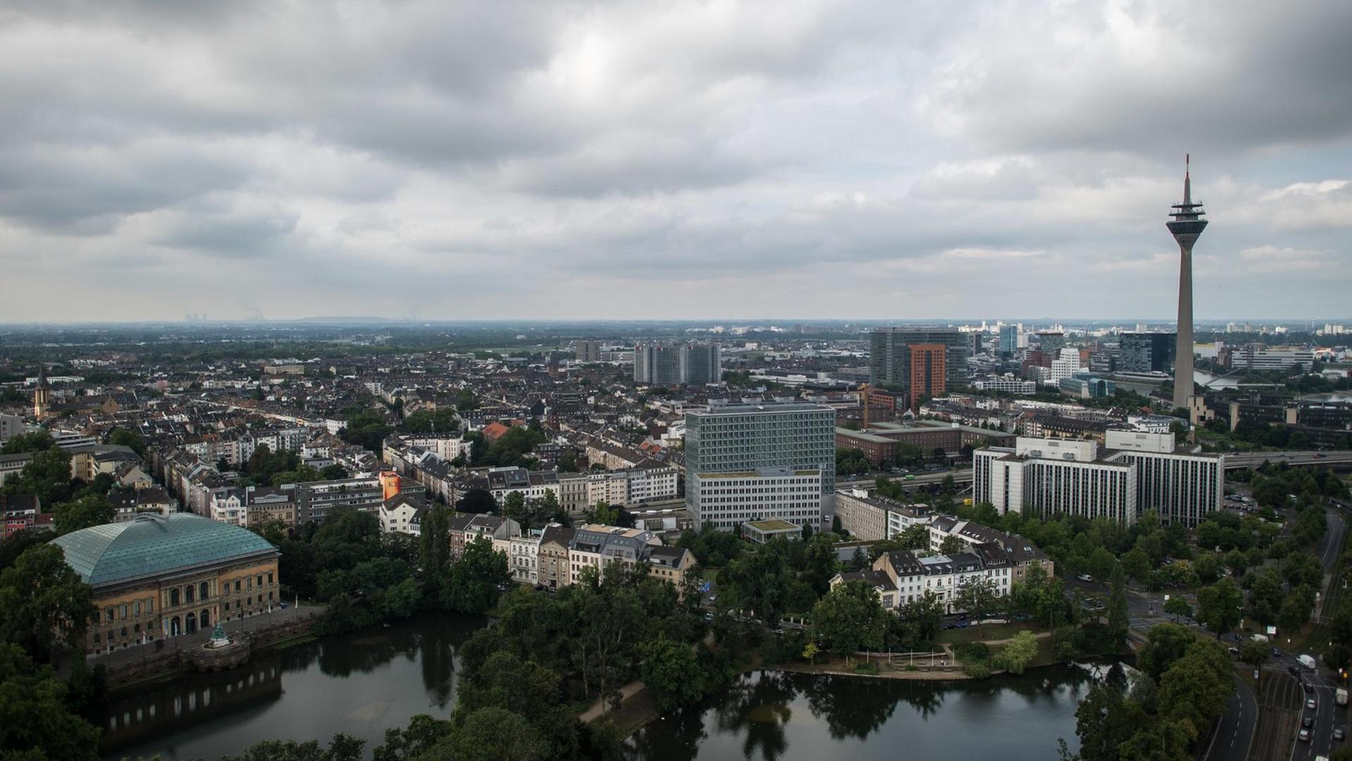 Blick auf die Skyline der Stadt Düsseldorf Blick auf die Skyline der Stadt Düsseldorf