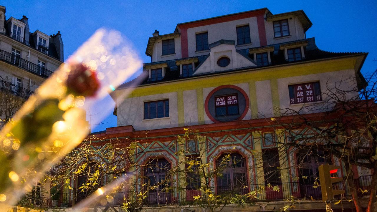 Gedenken an der Konzerthalle Bataclan Gedenken an der Konzerthalle Bataclan