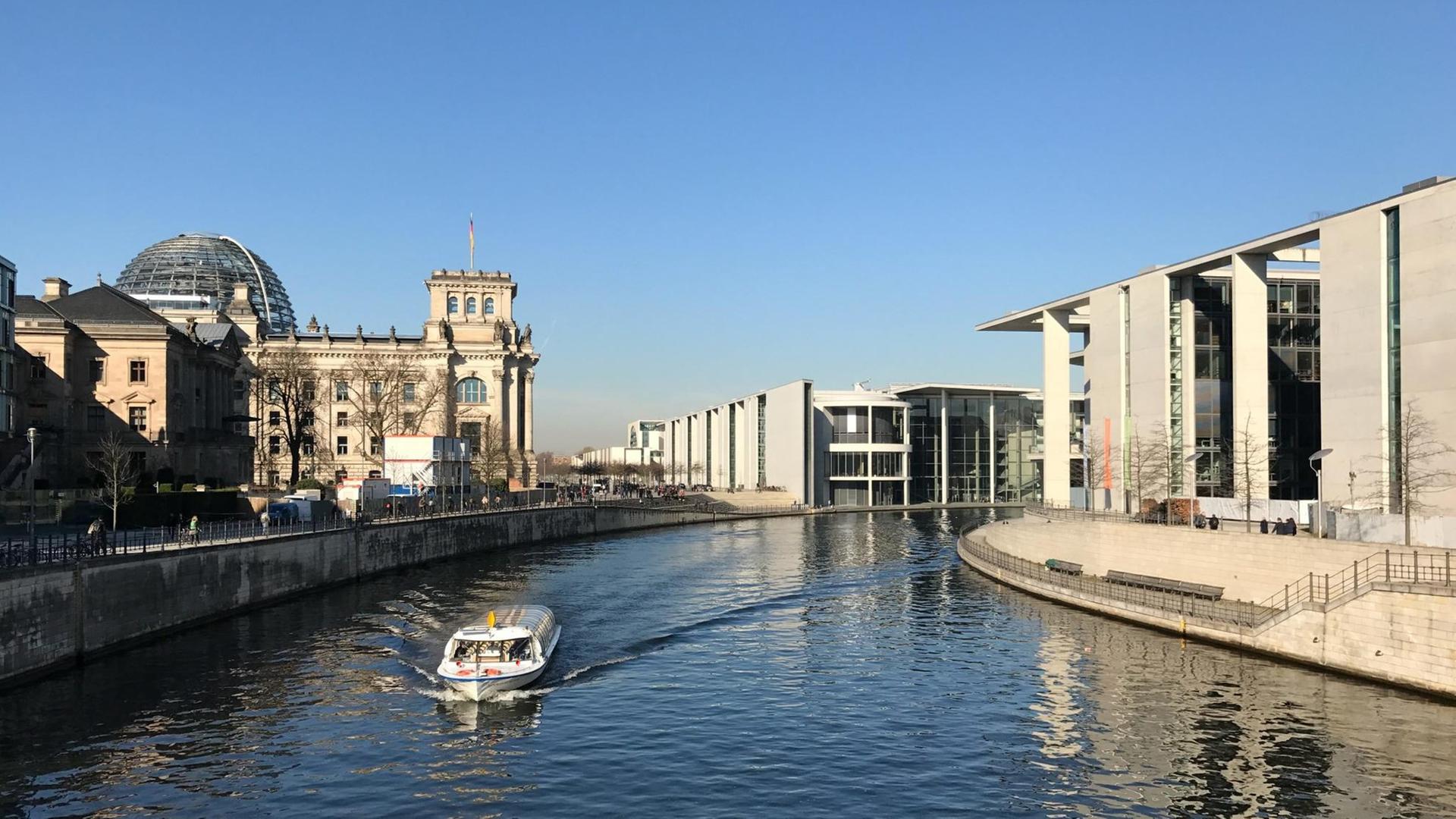 Ein weißer Dampfer fährt auf der Spree durch das Regierungsviertel von Berlin. Foto: M. C. Hurek | Verwendung weltweit Ein weißer Dampfer fährt auf der Spree durch das Regierungsviertel von Berlin. Foto: M. C. Hurek | Verwendung weltweit