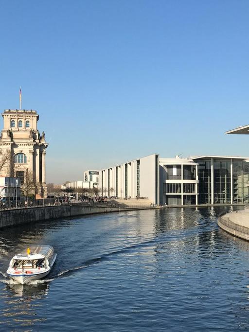 Ein weißer Dampfer fährt auf der Spree durch das Regierungsviertel von Berlin. Foto: M. C. Hurek | Verwendung weltweit