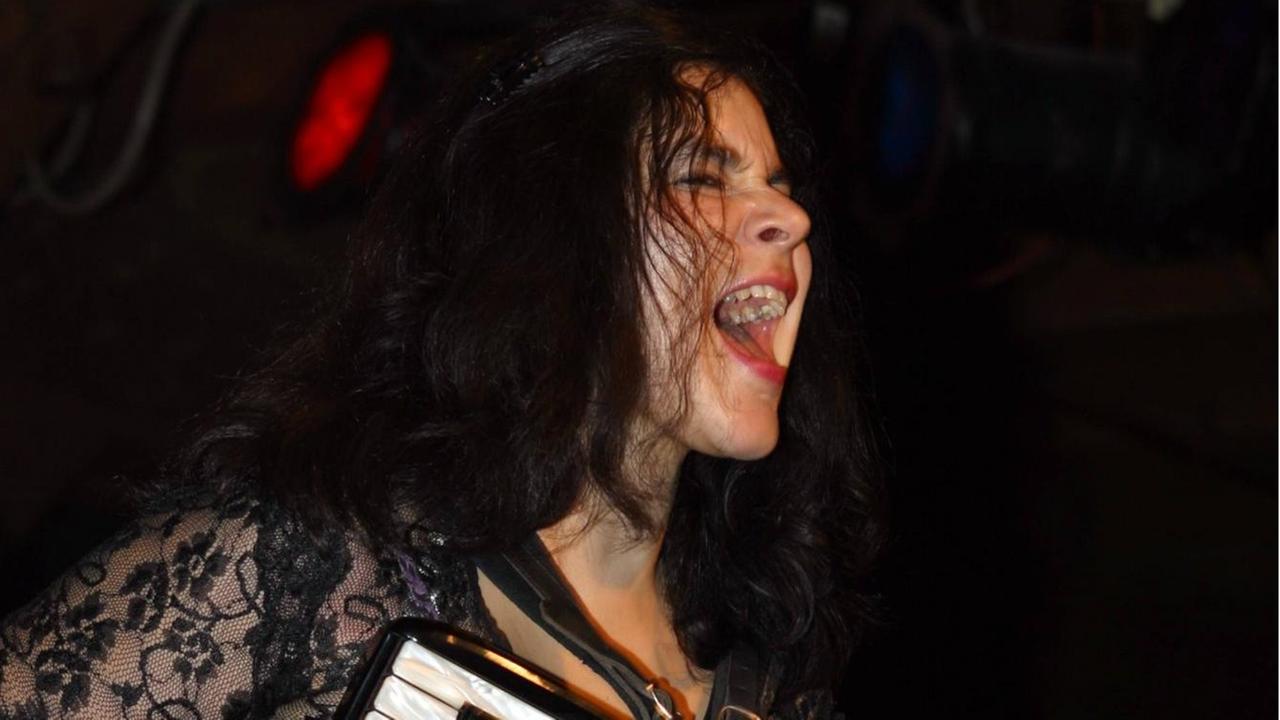 Alexandra Dimitroff singt mit ihrem Akkordeon laut ins Publikum hinein. Alexandra Dimitroff singt mit ihrem Akkordeon laut ins Publikum hinein.