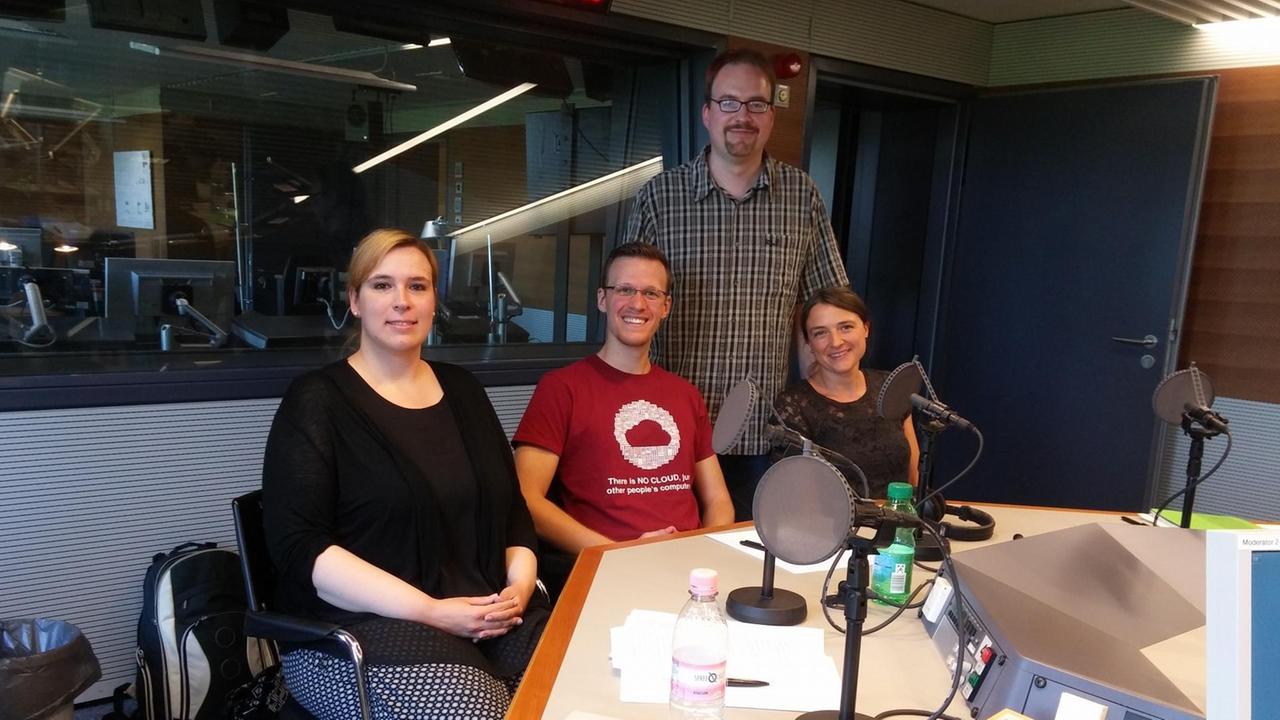 Gäste der Marktplatzserie: Marleen Frontzeck-Hornke, Redakteurin von teltarif.de, Katja Henschler, Referatsleiterin Telekommunikation/Elektronische Medien ud Landesgeschäftsstelle, Verbraucherzentrale Sachsen Max Mehl, Free Software Foundation Europe, FSFE Germany Coordinat Gäste der Marktplatzserie: Marleen Frontzeck-Hornke, Redakteurin von teltarif.de, Katja Henschler, Referatsleiterin Telekommunikation/Elektronische Medien ud Landesgeschäftsstelle, Verbraucherzentrale Sachsen Max Mehl, Free Software Foundation Europe, FSFE Germany Coordinat