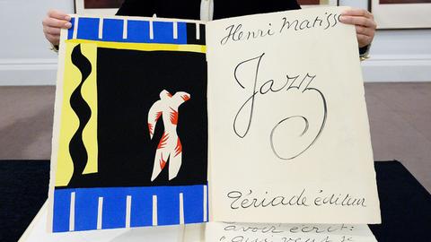 Eine Ausgabe des Künstlerbuchs "Jazz" von Henri Matisse, aufgenommen bei einer Auktion von Sotheby's in London am 13. März 2014.