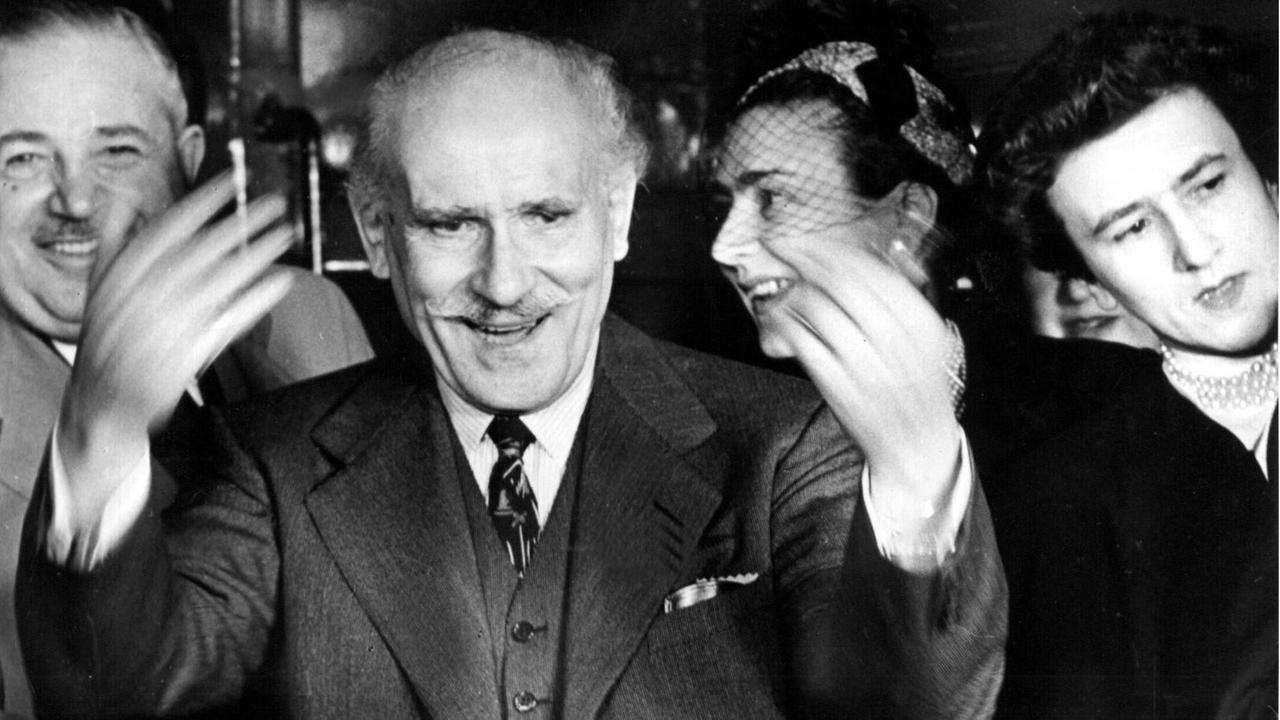 Arturo Toscanini winkt fröhlich. Arturo Toscanini winkt fröhlich.