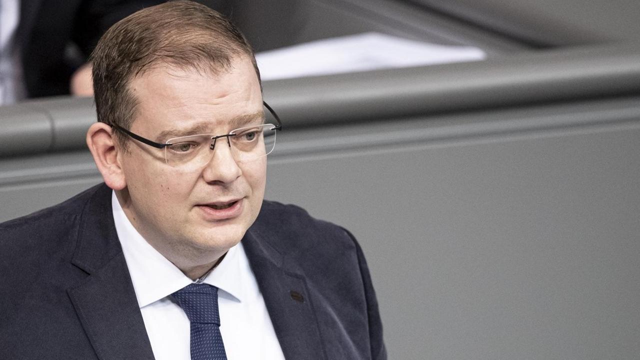 Ulrich Lechte (FDP) steht am Rednerpult im Plenarsaal des Deutschen Bundestages