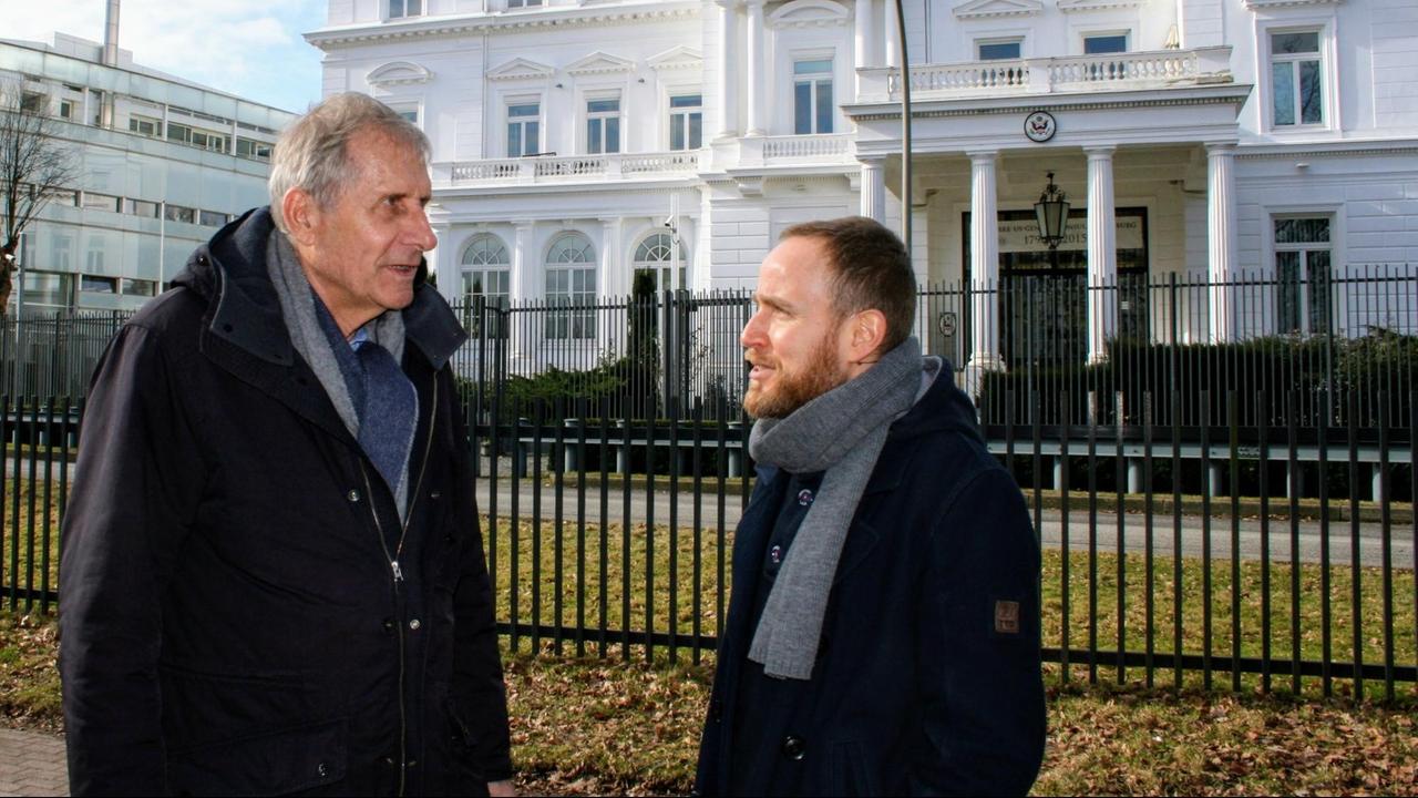 Ulrich Wickert und Olaf Kosert vor dem US-Konsulat Ulrich Wickert und Olaf Kosert vor dem US-Konsulat