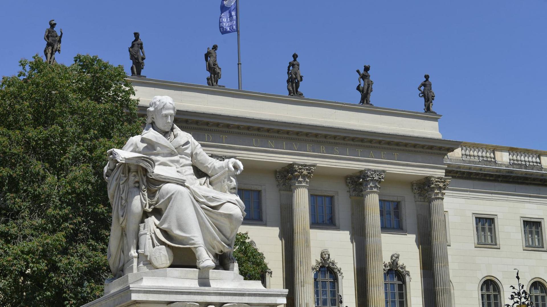 Statue von Wilhelm von Humboldt vor der Humboldt-Universität zu Berlin. Statue von Wilhelm von Humboldt vor der Humboldt-Universität zu Berlin.