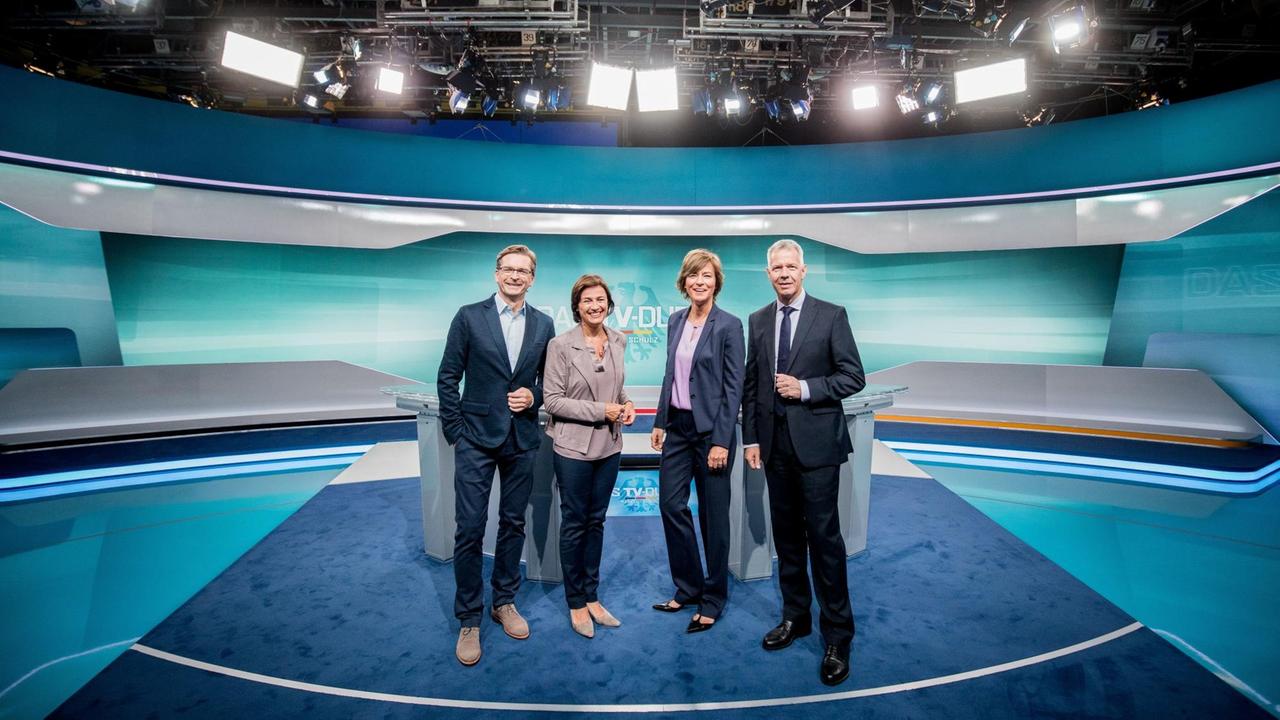 Die ModeratorInnen des TV-Duells, Claus Strunz (SAT.1, l-r), Sandra Maischberger (ARD), Maybrit Illner (ZDF) und Peter Kloeppel (RTL), stehen nebeneinander im Studio