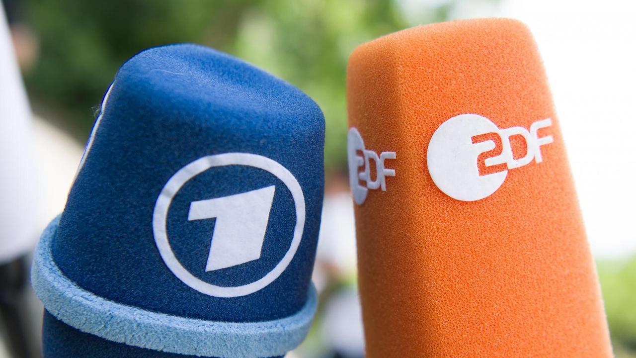 Fernsehmikrofone mit den Logos von ARD und ZDF. Fernsehmikrofone mit den Logos von ARD und ZDF.