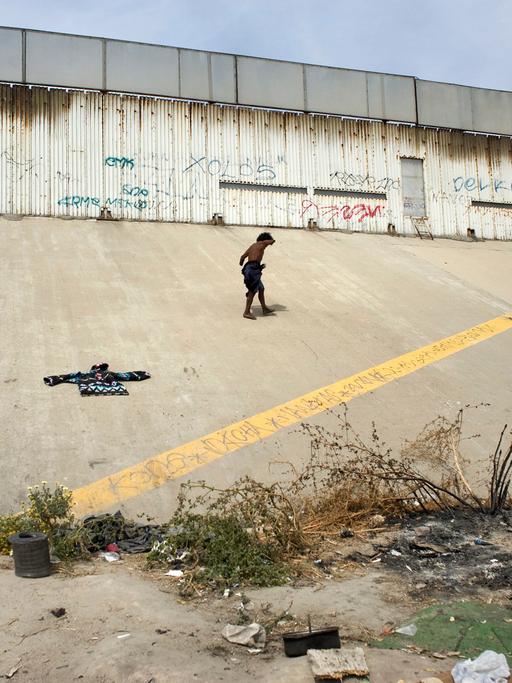 Ein obdachloser Migrant vor der US-Mexikanischen Grenze in Tijuana, Mexiko.
