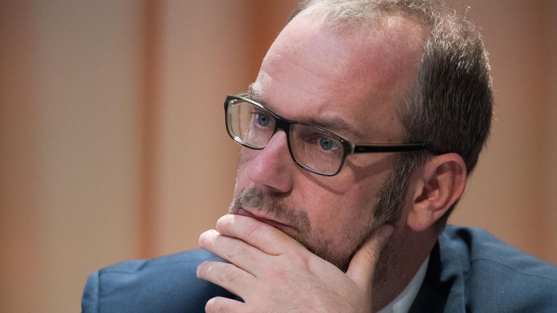 Alexander Möller, Geschäftsführer des ADAC's in den Bereichen Mitgliedschaft, Verkehr, Tourismus, Recht, Verlag und Clubdienste, aufgenommen am 07.05.2016 in Lübeck (Schleswig-Holstein) bei der Hauptversammlung des Clubs. Alexander Möller, Geschäftsführer des ADAC's in den Bereichen Mitgliedschaft, Verkehr, Tourismus, Recht, Verlag und Clubdienste, aufgenommen am 07.05.2016 in Lübeck (Schleswig-Holstein) bei der Hauptversammlung des Clubs.