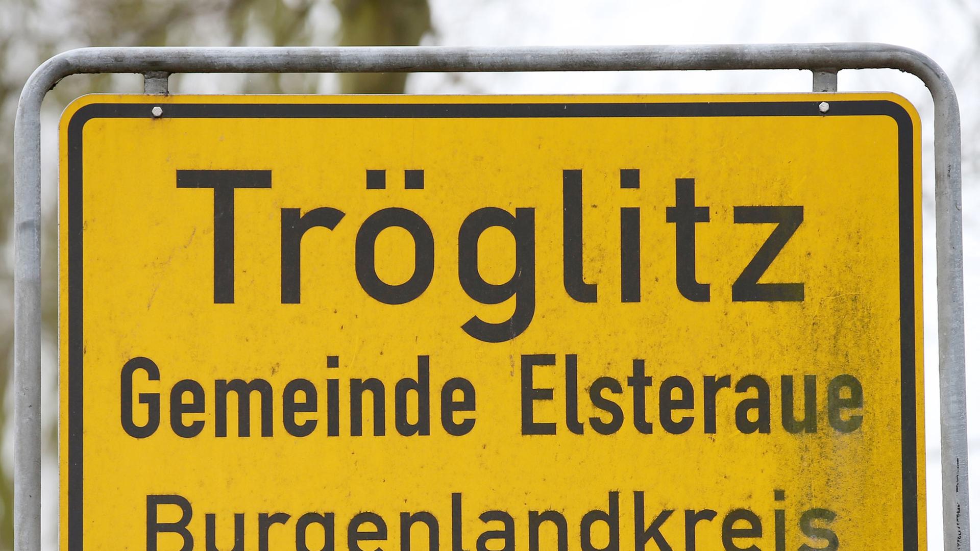 Das Foto Das Ortsschild von Tröglitz (Sachsen-Anhalt). Das Foto Das Ortsschild von Tröglitz (Sachsen-Anhalt).