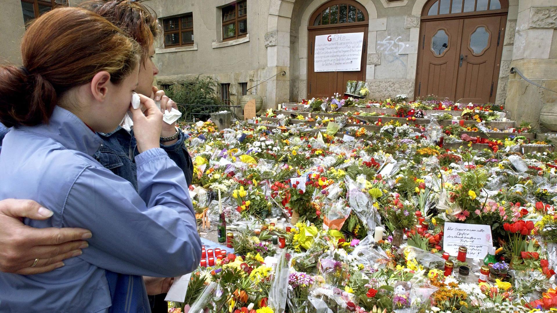 Trauernde am 28.4.2002 vor dem Gutenberg-Gymnasium in Erfurt, wo zwei Tage zuvor ein 19-jähriger ehemaliger Schüler bei einem Amoklauf 16 Menschen und sich selbst getötet hatte Trauernde am 28.4.2002 vor dem Gutenberg-Gymnasium in Erfurt, wo zwei Tage zuvor ein 19-jähriger ehemaliger Schüler bei einem Amoklauf 16 Menschen und sich selbst getötet hatte