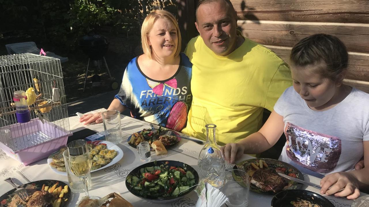Lilija, Aleksandr und Vasilisa beim Essen vor ihrer Datscha in Taganrog nahe der ukrainischen Grenze Lilija, Aleksandr und Vasilisa beim Essen vor ihrer Datscha in Taganrog nahe der ukrainischen Grenze