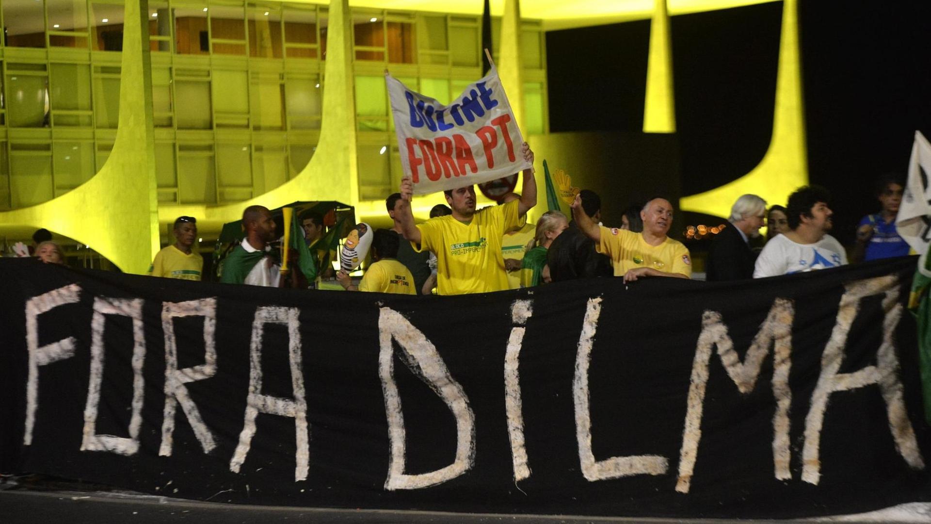 Demonstranten in Brasilien fordern die Absetzung von Brasiliens Präsidentin Dilma Rousseff