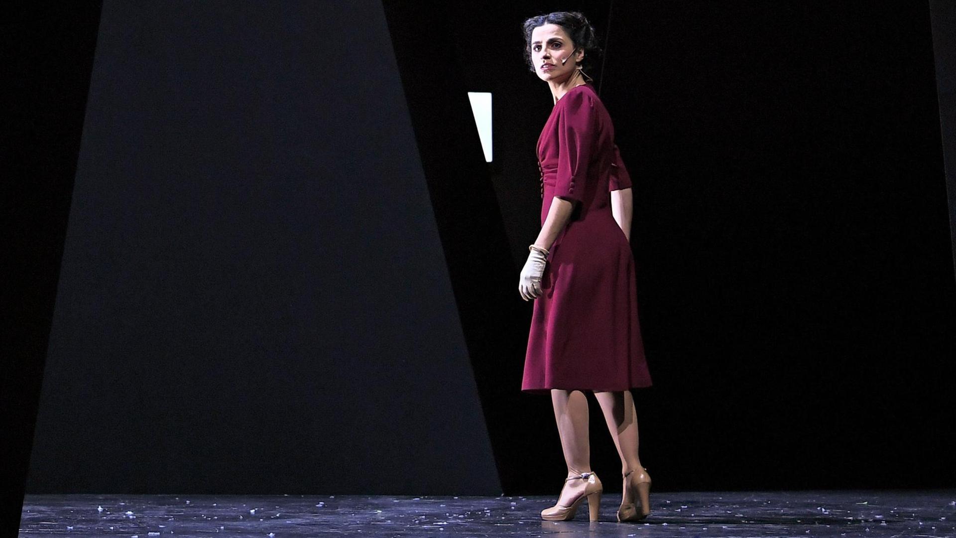 Die Schauspielerin Sesede Terziyan (als Elisabeth) steht am 10.01.2018 in Berlin bei der Fotoprobe zu dem Stück "Glaube Liebe Hoffnung" im Maxim Gorki Theater auf der Bühne. Die Schauspielerin Sesede Terziyan (als Elisabeth) steht am 10.01.2018 in Berlin bei der Fotoprobe zu dem Stück "Glaube Liebe Hoffnung" im Maxim Gorki Theater auf der Bühne.