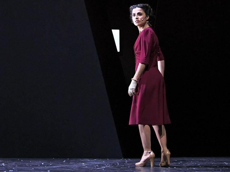 Die Schauspielerin Sesede Terziyan (als Elisabeth) steht am 10.01.2018 in Berlin bei der Fotoprobe zu dem Stück "Glaube Liebe Hoffnung" im Maxim Gorki Theater auf der Bühne.