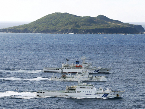 Japanische und chinesische Schiffe fahren Patrouille