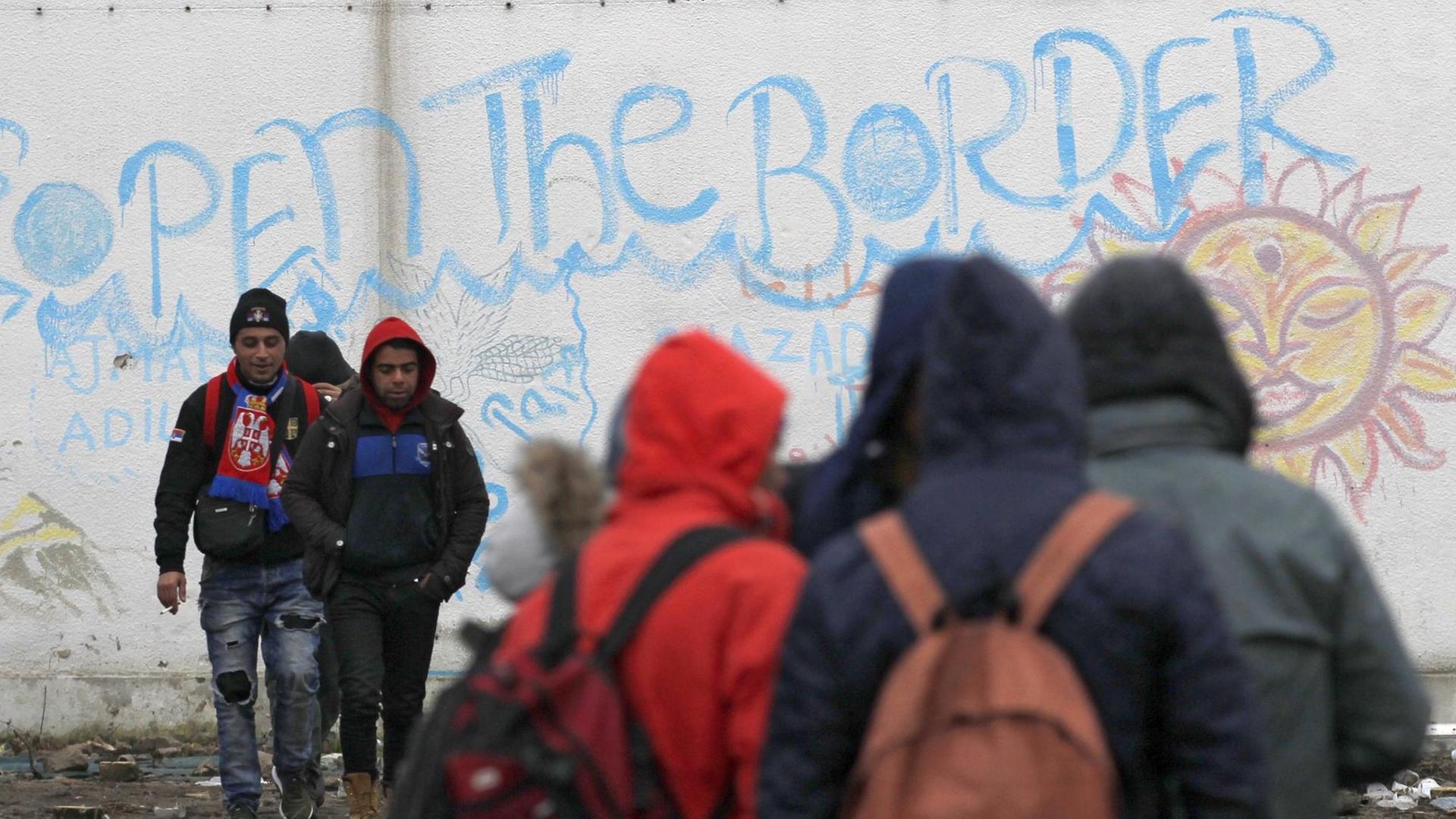 Flüchtlinge in Serbien nahe der Grenze zu Kroatien Flüchtlinge in Serbien nahe der Grenze zu Kroatien