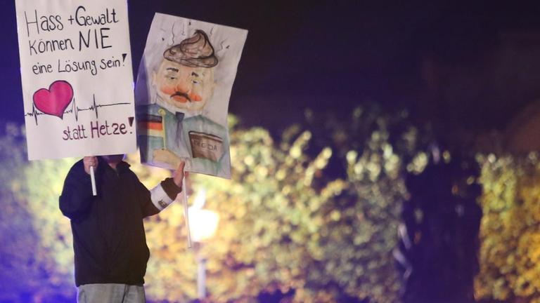 Der Teilnehmer einer Demonstration gegen Pegida hält am 19.10.2015 in Dresden (Sachsen) ein Plakat mit der Aufschrift «Herz statt Hetze». Der Teilnehmer einer Demonstration gegen Pegida hält am 19.10.2015 in Dresden (Sachsen) ein Plakat mit der Aufschrift «Herz statt Hetze».