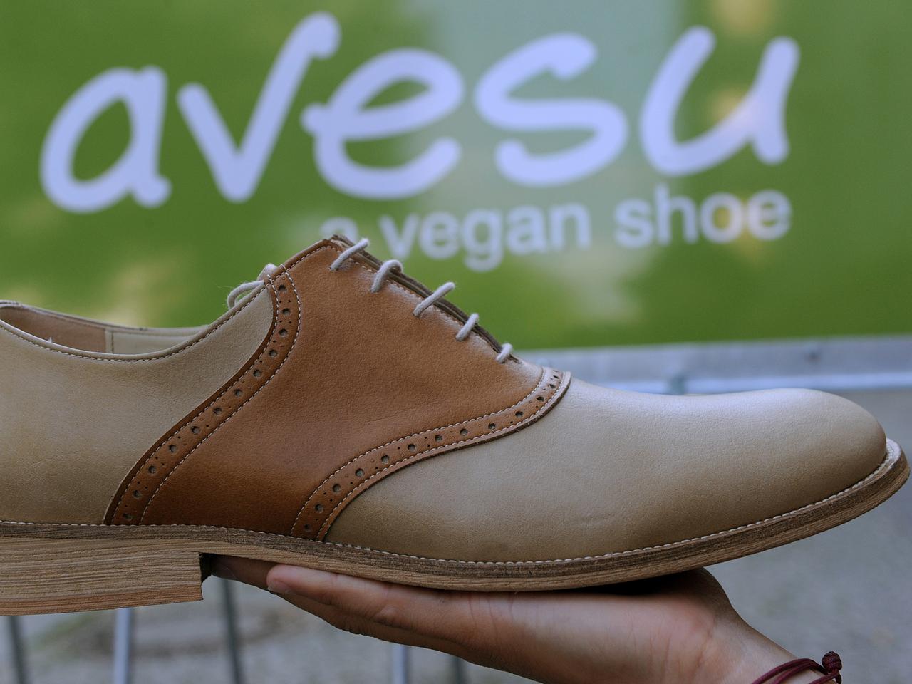 Der vegane Schuhladen avesu in der Schivelbeiner Straße in Berlin Prenzlauer Berg. Verkauft werden hochwertige und schöne vegane Schuhe für Menschen, die Tierleid vermeiden möchten. Zum Einsatz kommen Lederersatzstoffe, die aus umweltverträglicher und fairer Herstellung stammen. Der vegane Schuhladen avesu in der Schivelbeiner Straße in Berlin Prenzlauer Berg. Verkauft werden hochwertige und schöne vegane Schuhe für Menschen, die Tierleid vermeiden möchten. Zum Einsatz kommen Lederersatzstoffe, die aus umweltverträglicher und fairer Herstellung stammen.