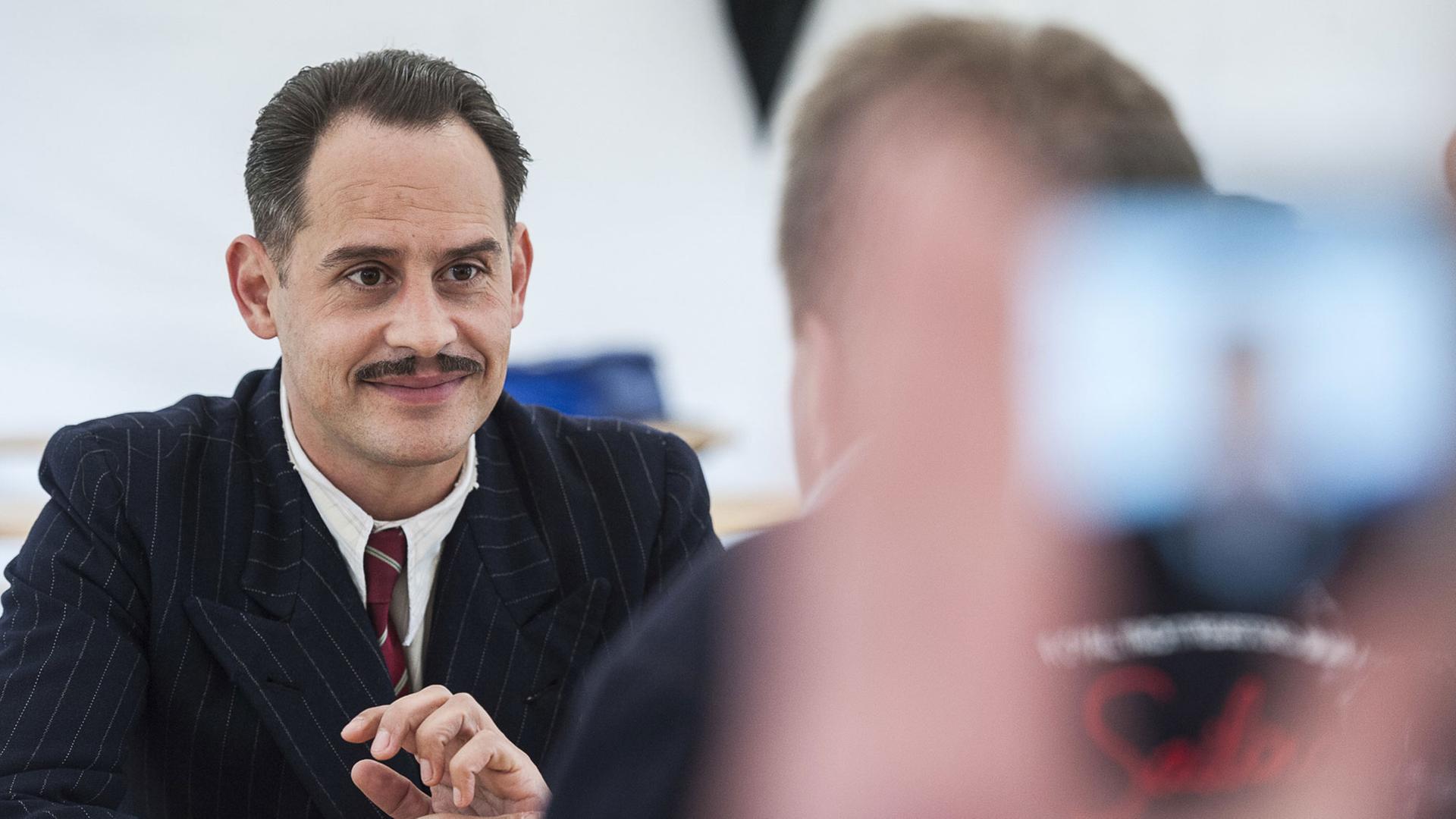 Moritz Bleibtreu am Filmset zu "Es war einmal in Deutschland" Moritz Bleibtreu am Filmset zu "Es war einmal in Deutschland"