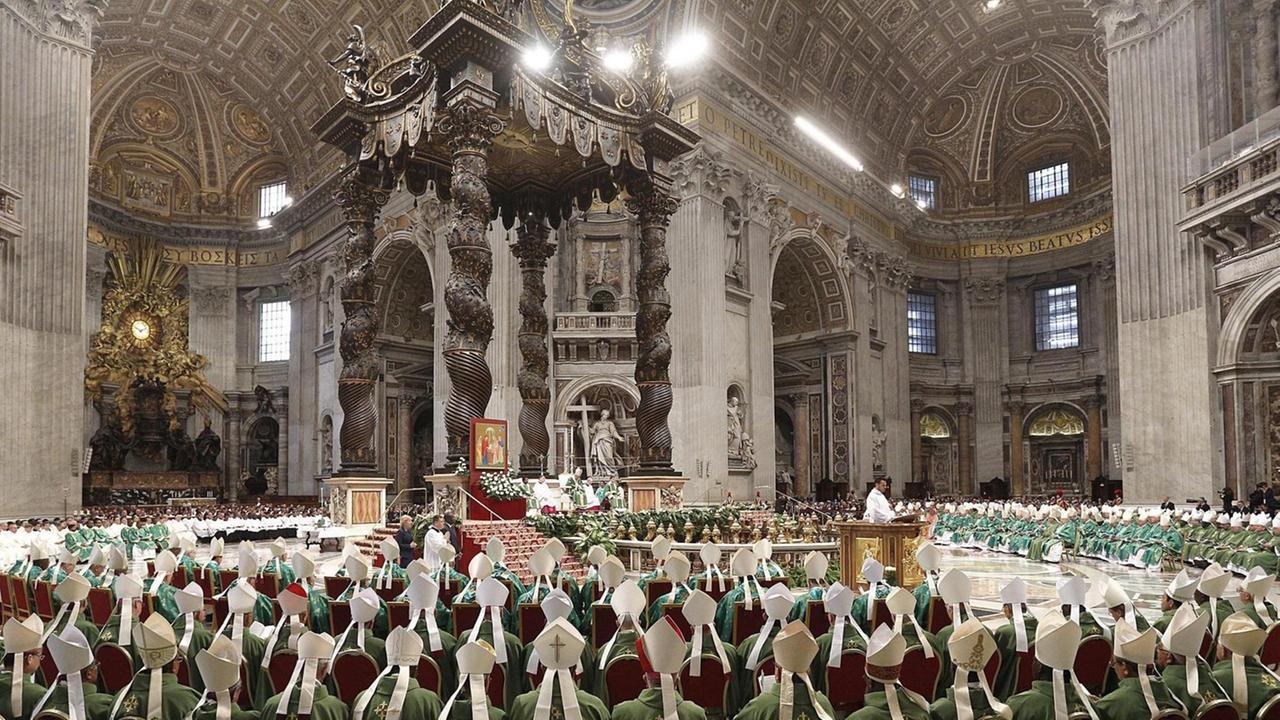 Die Bischöfe sind in Rom zu Beratungen mit dem Papst über das kirchliche Familienbild zugekommen. Die Bischöfe sind in Rom zu Beratungen mit dem Papst über das kirchliche Familienbild zugekommen.