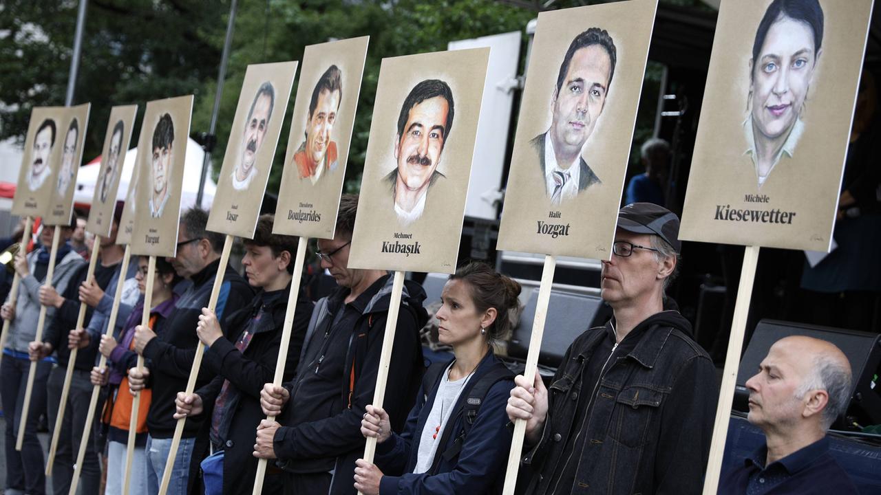 Angehörige der Opfer und Aktivisten protestieren am Tag der Urteilsverkündung im NSU-Prozess vor dem Münchner Oberlandesgericht.
