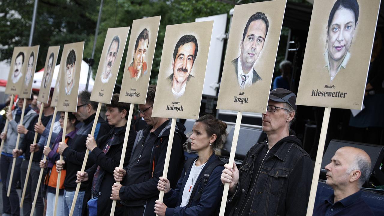 Angehörige der Opfer und Aktivisten protestieren am Tag der Urteilsverkündung im NSU-Prozess vor dem Münchner Oberlandesgericht. Angehörige der Opfer und Aktivisten protestieren am Tag der Urteilsverkündung im NSU-Prozess vor dem Münchner Oberlandesgericht.