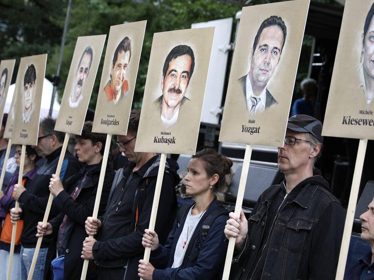 Angehörige der Opfer und Aktivisten protestieren am Tag der Urteilsverkündung im NSU-Prozess vor dem Münchner Oberlandesgericht.