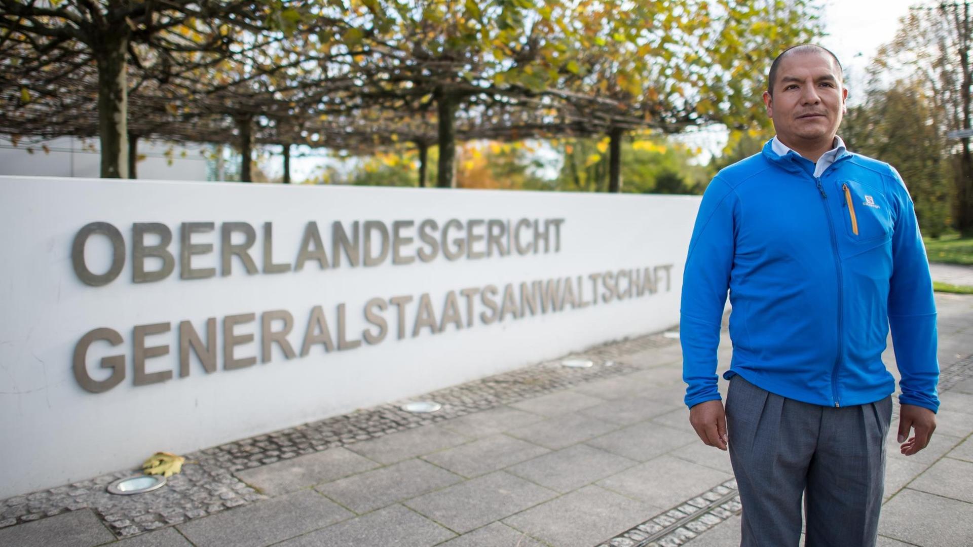Der peruanische Kleinbauer Saul Luciano Lliuya steht am 13.11.2017 vor dem Oberlandesgericht in Hamm (Nordrhein-Westfalen). Der peruanische Kleinbauer Saul Luciano Lliuya steht am 13.11.2017 vor dem Oberlandesgericht in Hamm (Nordrhein-Westfalen).