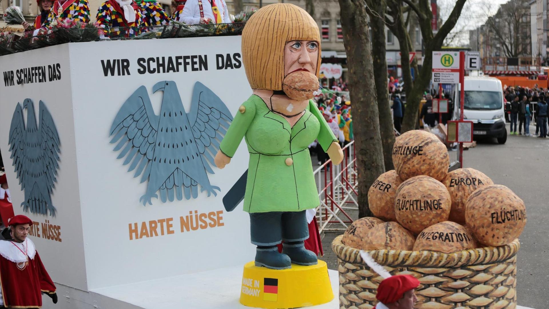 Merkel als Nussknackerin: Motivwagen beim Kölner Rosenmontagsumzug.