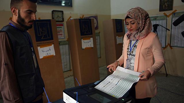 Eine irakische Frau gibt ihre Stimme bei der Parlamentswahl am 12. Mai ihre Stimme.