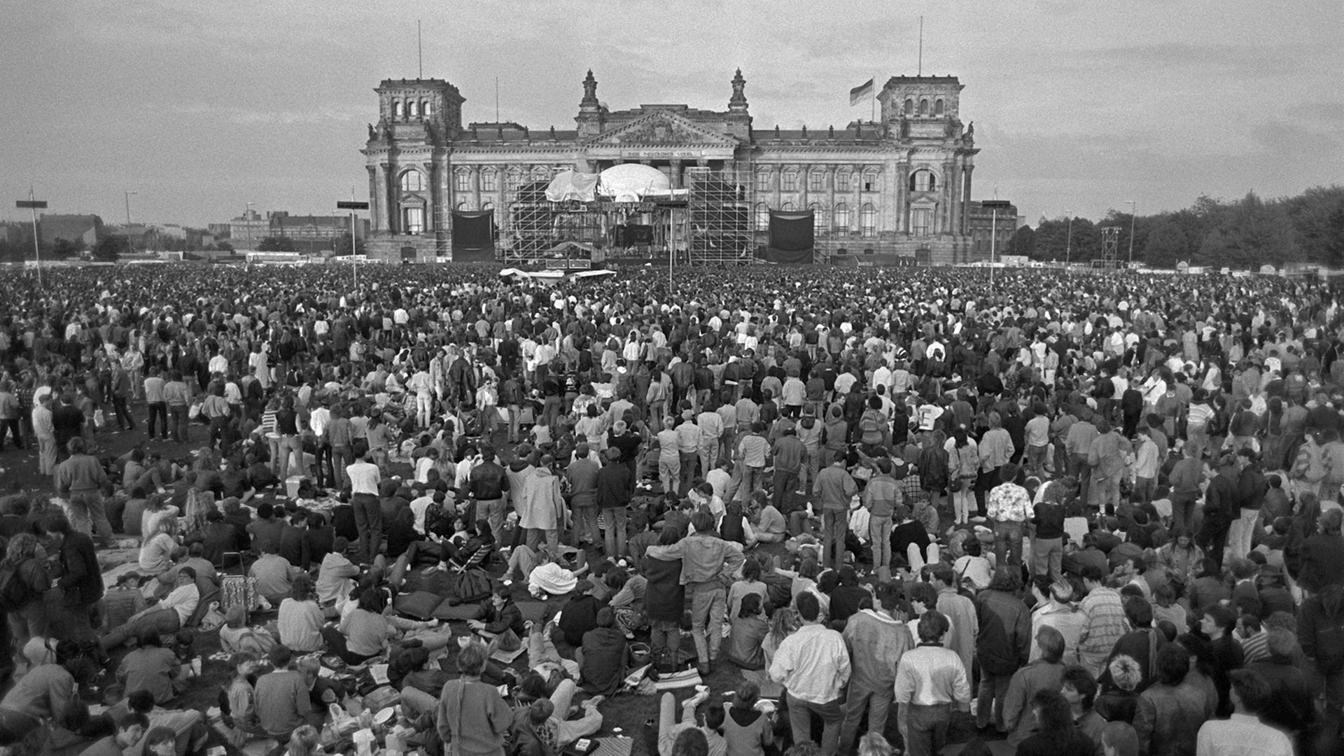 Blick über einen Teil der 60.000 Zuschauer beim David-Bowie-Konzert vor dem Reichstaggebäude in West-Berlin am 6. Juni 1987. Blick über einen Teil der 60.000 Zuschauer beim David-Bowie-Konzert vor dem Reichstaggebäude in West-Berlin am 6. Juni 1987.
