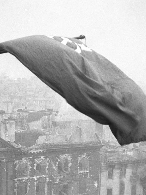 01.05.1945, Berlin: 5818166 01.05.1945 Great Patriotic War 1941-1945. TheVictory Banner over the Reichstag. Vladimir Grebnev Foto: Vladimir Grebnev//dpa |