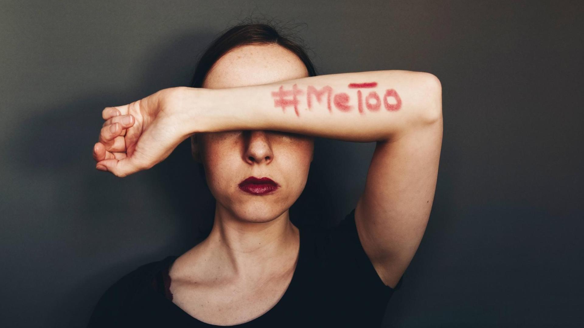 Eine Frau hat sich einen #MeToo-Schriftzug auf den Unterarm geschrieben. Eine Frau hat sich einen #MeToo-Schriftzug auf den Unterarm geschrieben.