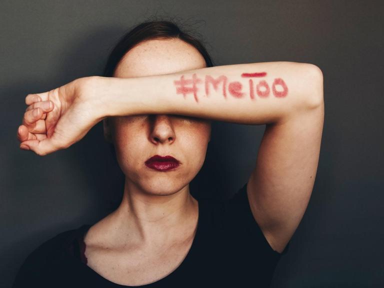 Eine Frau hat sich einen #MeToo-Schriftzug auf den Unterarm geschrieben.