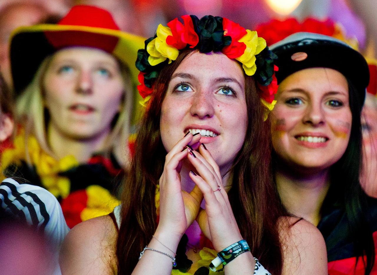 Weibliche Deutschland-Fans verfolgen beim "Public Viewing" am Brandenburger Tor das WM-Halbfinalfußballspiel Deutschland - Brasilien. Weibliche Deutschland-Fans verfolgen beim "Public Viewing" am Brandenburger Tor das WM-Halbfinalfußballspiel Deutschland - Brasilien.