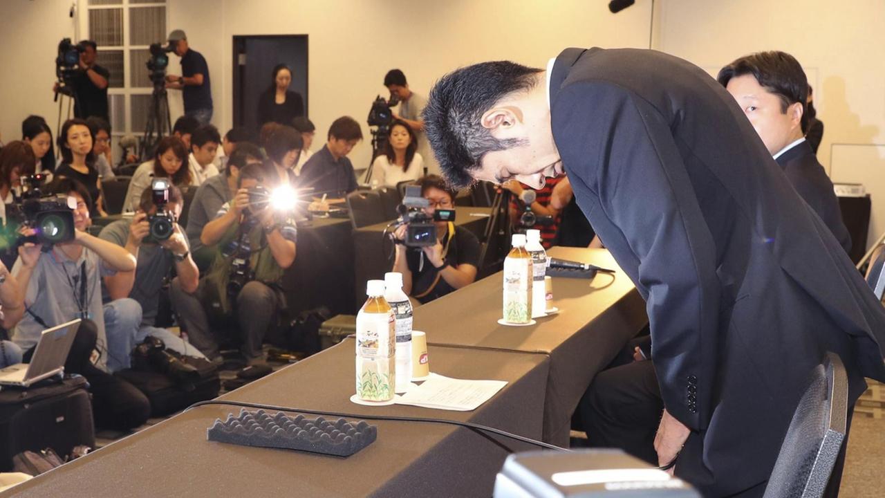 Trainer Yuto Hayami bei einer Pressekonferenz: Er berichtet dort auch von seinen eigenen Gewalterfahrungen als Sportler.