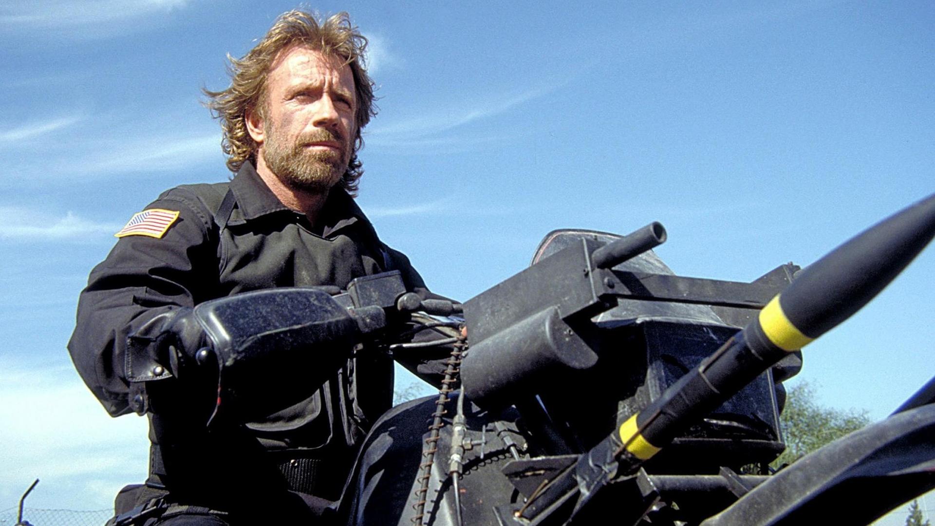 Chuck Norris an einem Raketenwerfer in einer Szene des Films "The Delta Force"