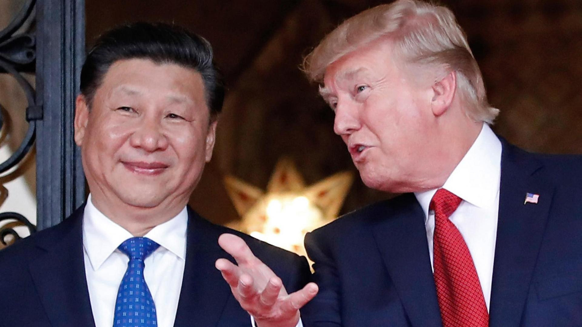 US-Präsident Donald Trump (r.) empfängt den chinesischen Präsidenten Xi Jinping in Trumps Anwesen Mar-a-Lago.
