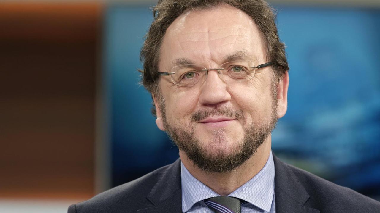 Heribert Prantl 2017-10-01, Berlin, Deutschland - Heribert Prantl, Mitglied der Chefredaktion der Süddeutschen Zeitung und Leiter der Meinungsredaktion, zu Gast bei Anne Will im Ersten Deutschen Fernsehen. Heribert Prantl 2017-10-01, Berlin, Deutschland - Heribert Prantl, Mitglied der Chefredaktion der Süddeutschen Zeitung und Leiter der Meinungsredaktion, zu Gast bei Anne Will im Ersten Deutschen Fernsehen.