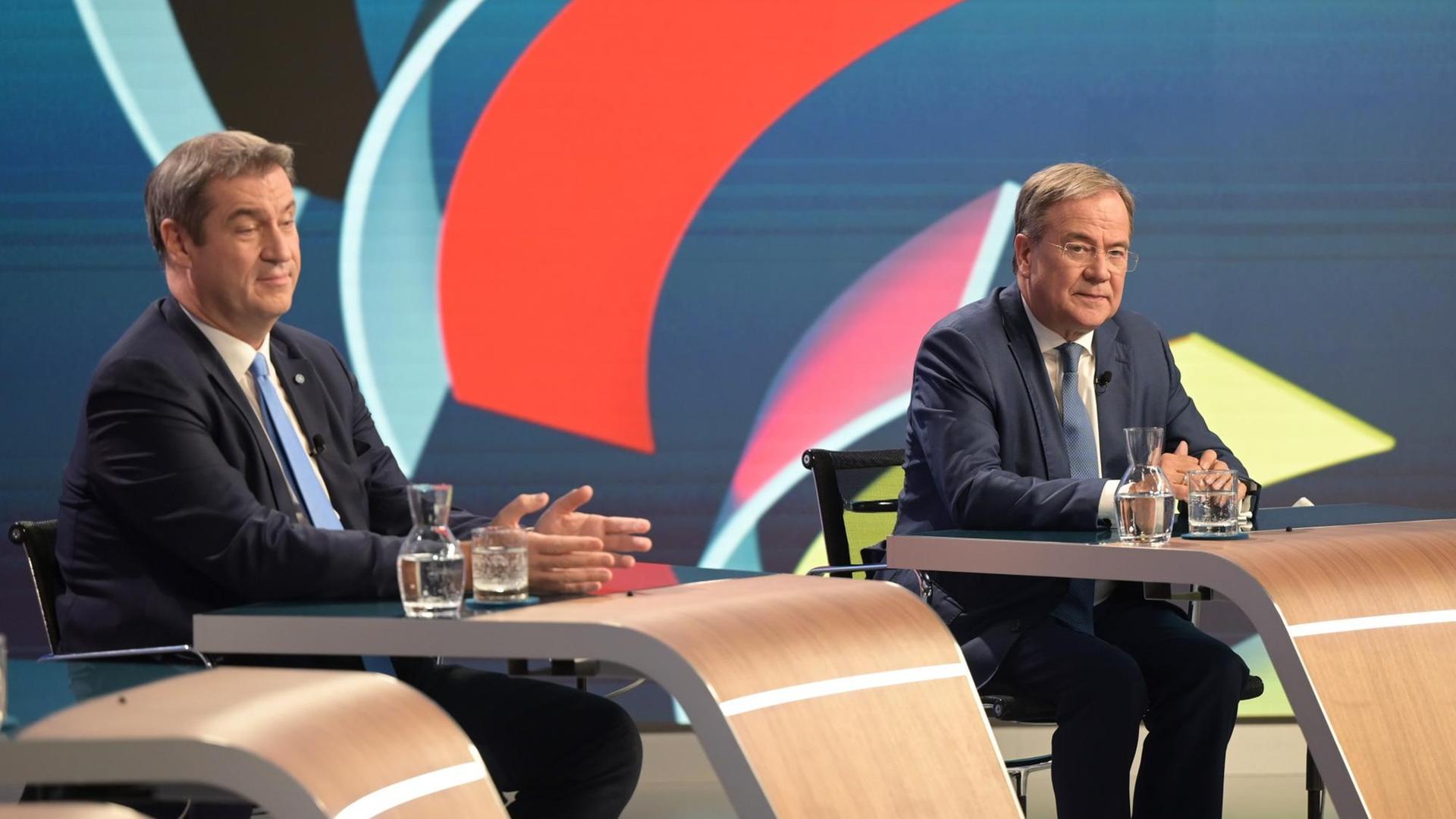 Armin Laschet (CDU, r), Kanzlerkandidat der Union, und CSU-Chef Markus Söder sitzen in einem Wahlstudio des ZDF bei der "Berliner Runde" zur Bundestagswahl. Armin Laschet (CDU, r), Kanzlerkandidat der Union, und CSU-Chef Markus Söder sitzen in einem Wahlstudio des ZDF bei der "Berliner Runde" zur Bundestagswahl.