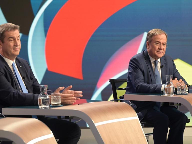 Armin Laschet (CDU, r), Kanzlerkandidat der Union, und CSU-Chef Markus Söder sitzen in einem Wahlstudio des ZDF bei der "Berliner Runde" zur Bundestagswahl.