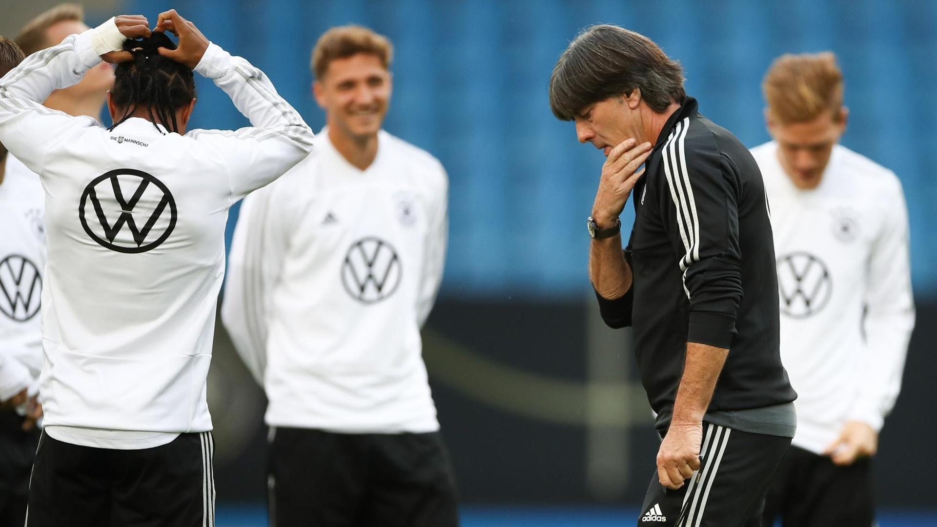 Trainer Joachim Löw mit Spielern der deutschen Nationalmannschaft im Hamburger Volksparkstadion. Trainer Joachim Löw mit Spielern der deutschen Nationalmannschaft im Hamburger Volksparkstadion.
