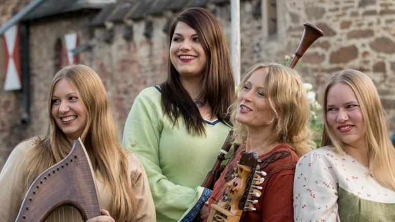Das Bild zeigt vier junge Frauen mit Nachbauten mittelalterlicher Instrumente - sie bilden gemeinsam die Mittelalter-Musikgruppe "Die Irrlichter". Von links nach rechts: Brigitta Jaroschek, Annika Thoma, Stephanie Keup-Büser, Anna Karin
