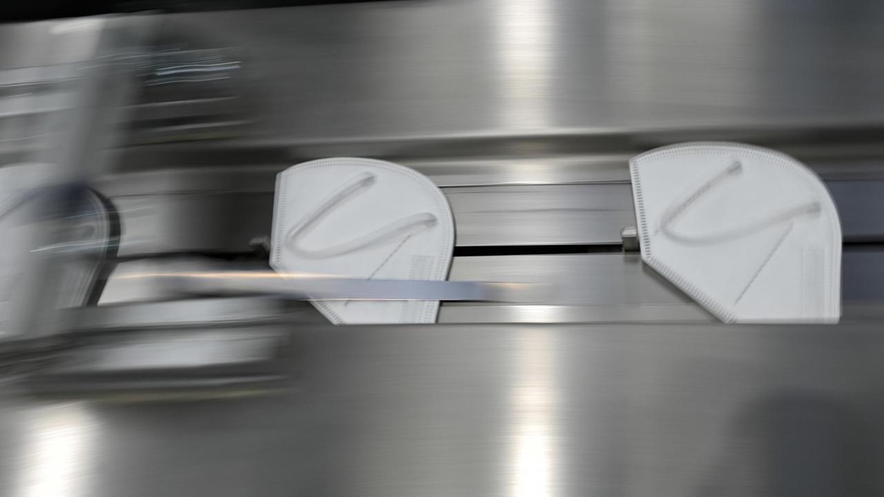 Gefaltete FFP2-Masken der Marke "BlueBec" werden in einer Werkshalle der Imstec GmbH automatisch zu einer Verpackungsmaschine geschoben. FFP2-Masken als Schutz gegen das Coronavirus sind begehrt. In Rheinland-Pfalz gibt es inzwischen auch eine gute Hand voll Produzenten. Seit Mitte 2020 produziert das 2004 gegründete mittelständische Familien-Unternehmen für automatisierte Medizintechnik die in Deutschland zertifizierten Masken. (zu dpa "Wie aus fünf Vliesstoffen in wenigen Minuten eine FFP2-Maske wird") Gefaltete FFP2-Masken der Marke "BlueBec" werden in einer Werkshalle der Imstec GmbH automatisch zu einer Verpackungsmaschine geschoben. FFP2-Masken als Schutz gegen das Coronavirus sind begehrt. In Rheinland-Pfalz gibt es inzwischen auch eine gute Hand voll Produzenten. Seit Mitte 2020 produziert das 2004 gegründete mittelständische Familien-Unternehmen für automatisierte Medizintechnik die in Deutschland zertifizierten Masken. (zu dpa "Wie aus fünf Vliesstoffen in wenigen Minuten eine FFP2-Maske wird")