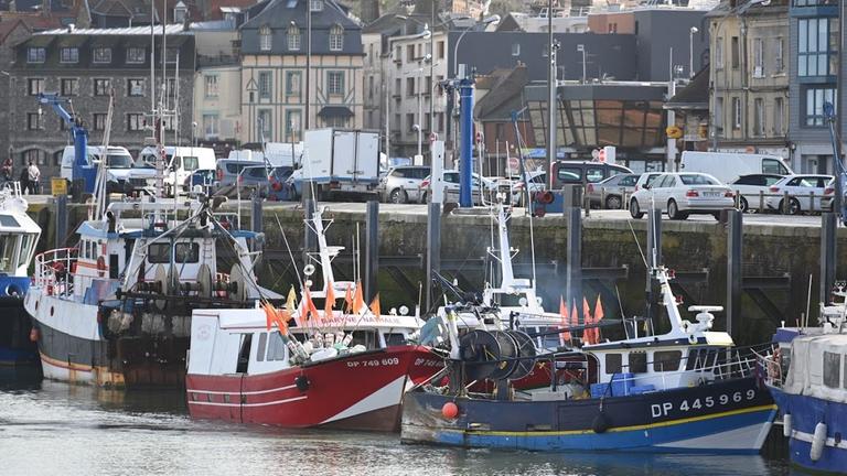 Fischerboote im Hafen des normannischen Dieppe Fischerboote im Hafen des normannischen Dieppe